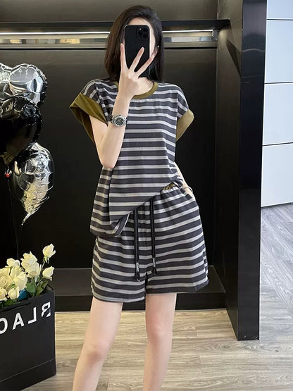 Striped short-sleeved sports suit for women in summer 2025, casual loose shorts, two-piece suit, fashionable and stylish, age-reducing and slimming