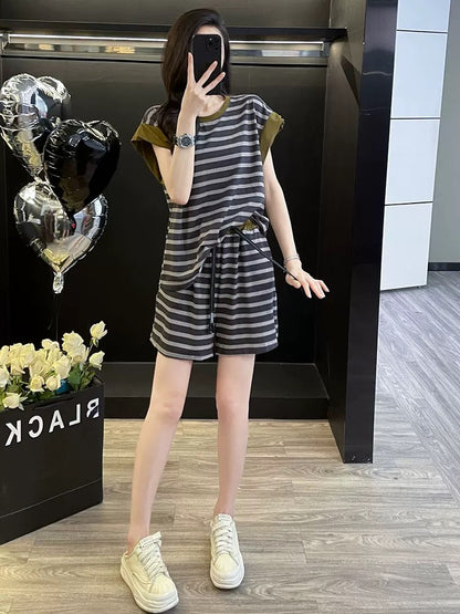 Striped short-sleeved sports suit for women in summer 2025, casual loose shorts, two-piece suit, fashionable and stylish, age-reducing and slimming