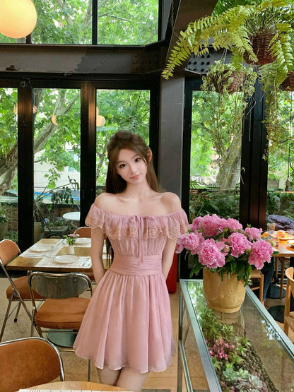 Hotdog is hot! [Misty Purple Butterfly] High-end slimming pinkish-purple off-shoulder dress.