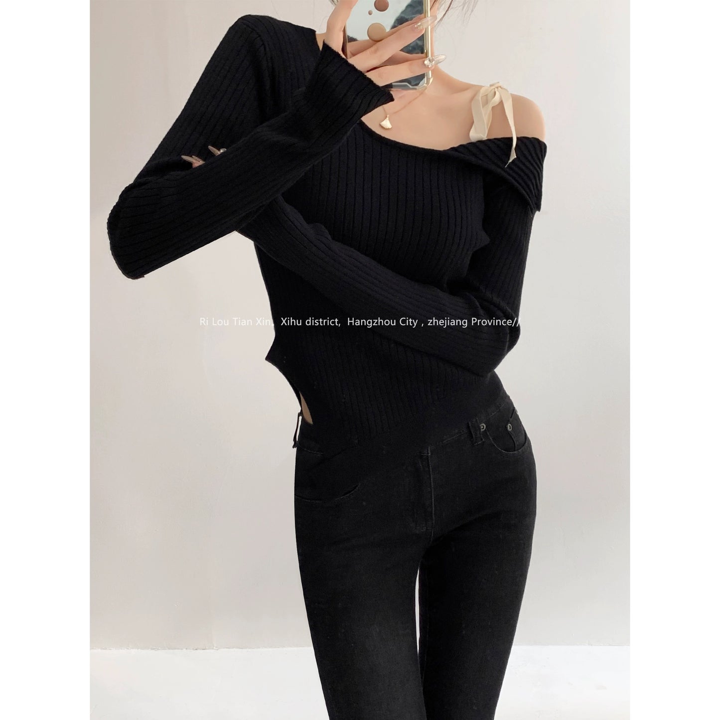 Street bell pepper asymmetrical strappy off-shoulder knitted bottoming shirt for women with slim design, short long-sleeved top