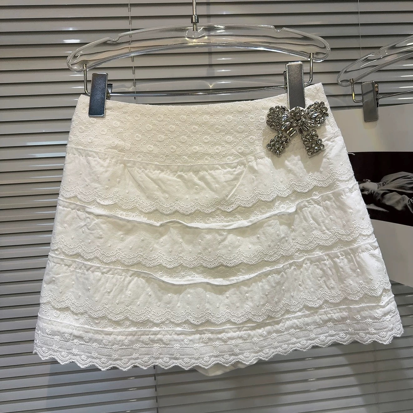 Popular online style, 2025 autumn new arrival, sweet rhinestone bow brooch, wavy hem short skirt/middle skirt.