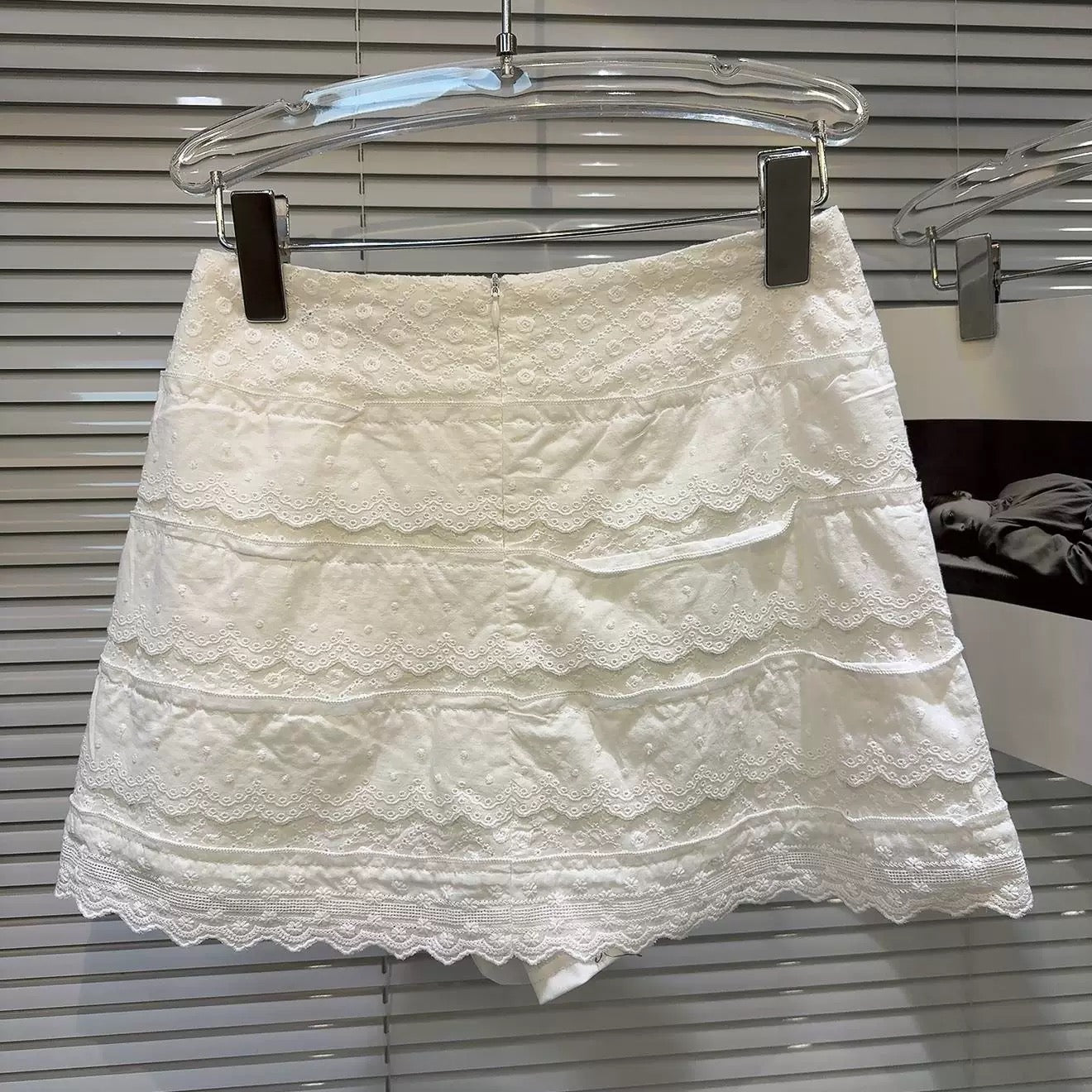 Popular online style, 2025 autumn new arrival, sweet rhinestone bow brooch, wavy hem short skirt/middle skirt.