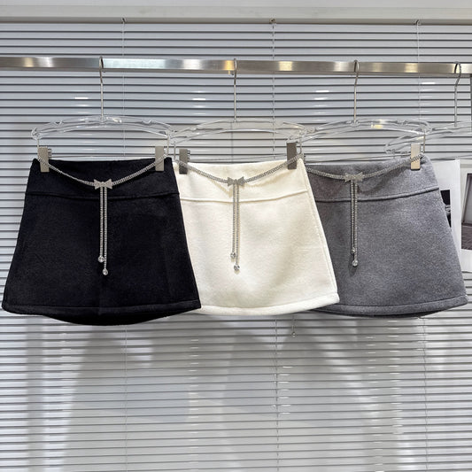 Popular online style, 2025 winter new arrival, elegant and sophisticated rhinestone bow waist chain woolen short skirt A-line skirt