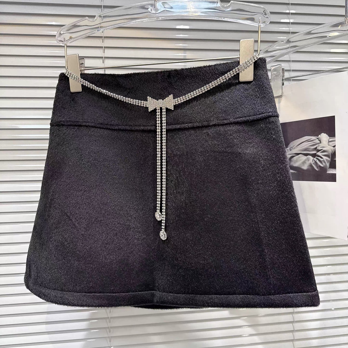 Popular online style, 2025 winter new arrival, elegant and sophisticated rhinestone bow waist chain woolen short skirt A-line skirt