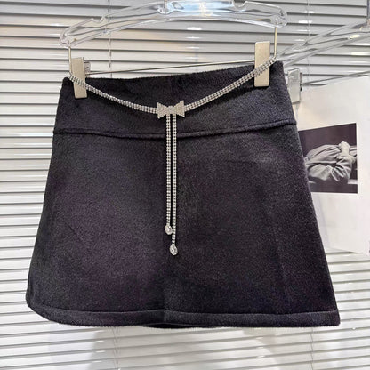 Popular online style, 2025 winter new arrival, elegant and sophisticated rhinestone bow waist chain woolen short skirt A-line skirt