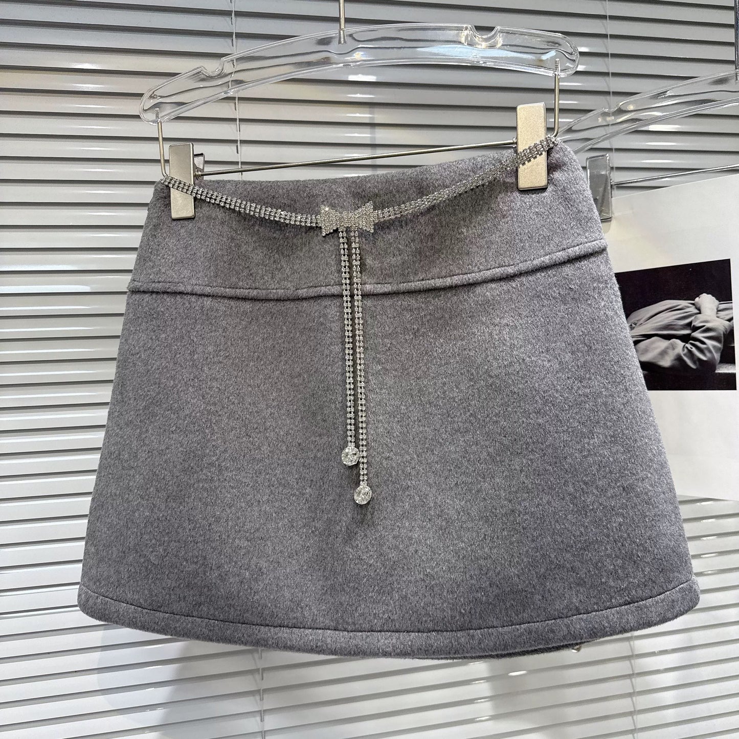Popular online style, 2025 winter new arrival, elegant and sophisticated rhinestone bow waist chain woolen short skirt A-line skirt