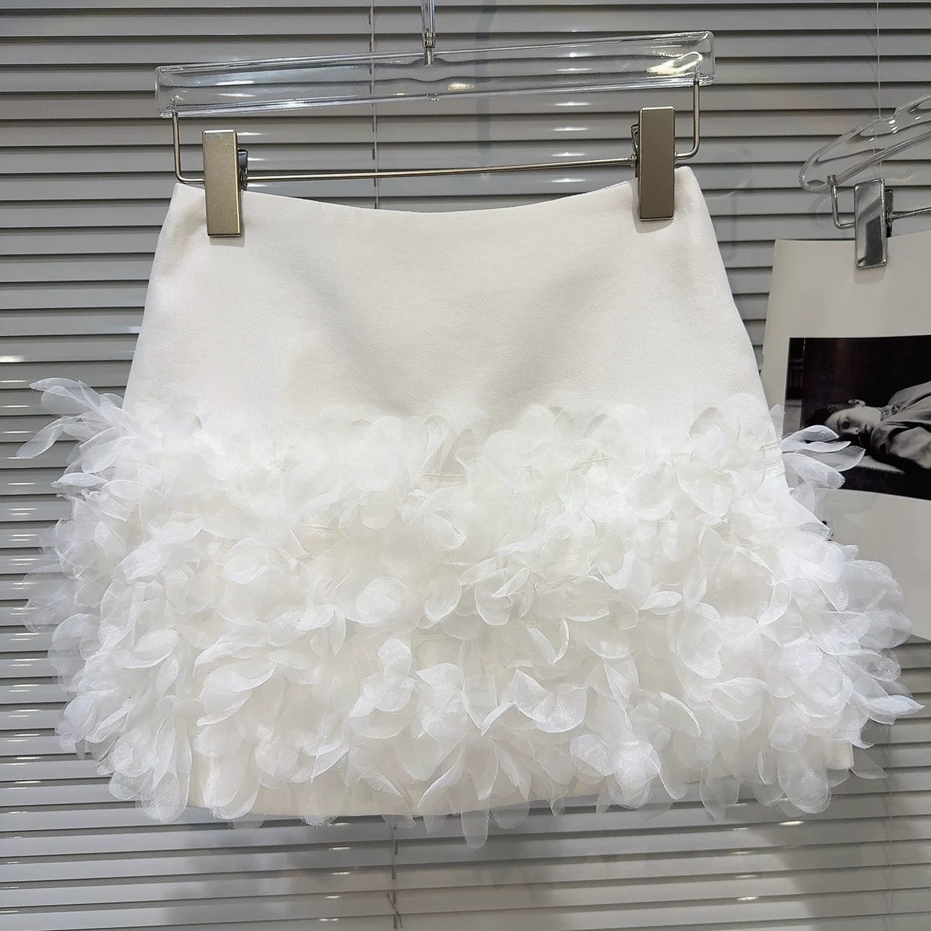 Popular online style, 2025 Autumn New French Elegant Mesh 3D Petal Design Short Skirt A-line Skirt