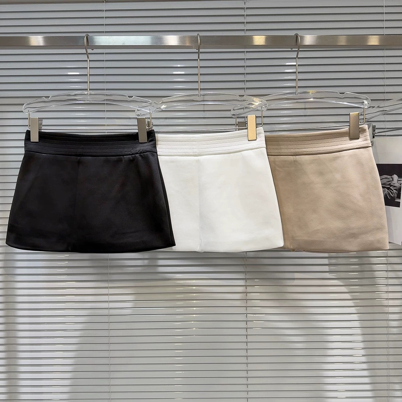 Popular online style, 2025 autumn new arrival, elegant and sophisticated solid color simple wide waist A-line skirt for women.