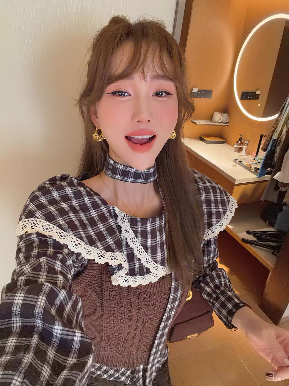 Ji-young Unnie – Lace-Trimmed Ruffled Plaid Shirt (2026 Autumn New Arrival): Vintage, Loose-Fit, Slimming, and Sophisticated Style