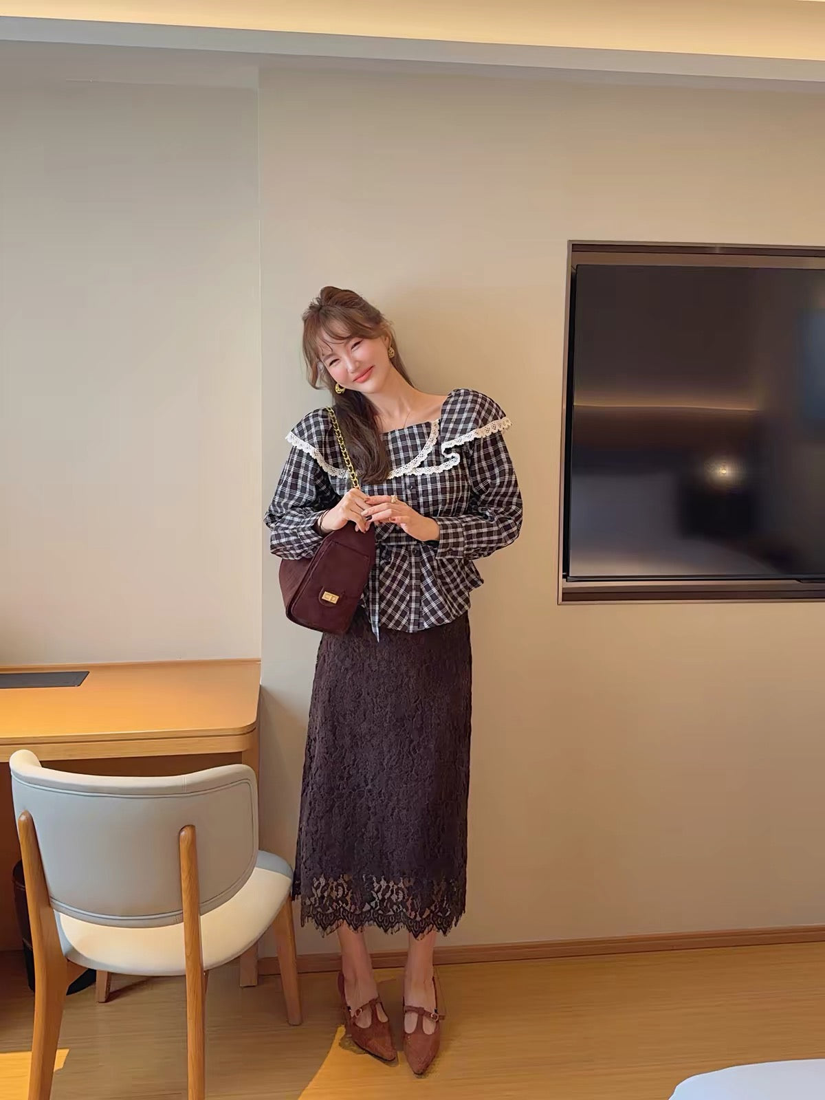 Ji-young Unnie – Lace-Trimmed Ruffled Plaid Shirt (2026 Autumn New Arrival): Vintage, Loose-Fit, Slimming, and Sophisticated Style