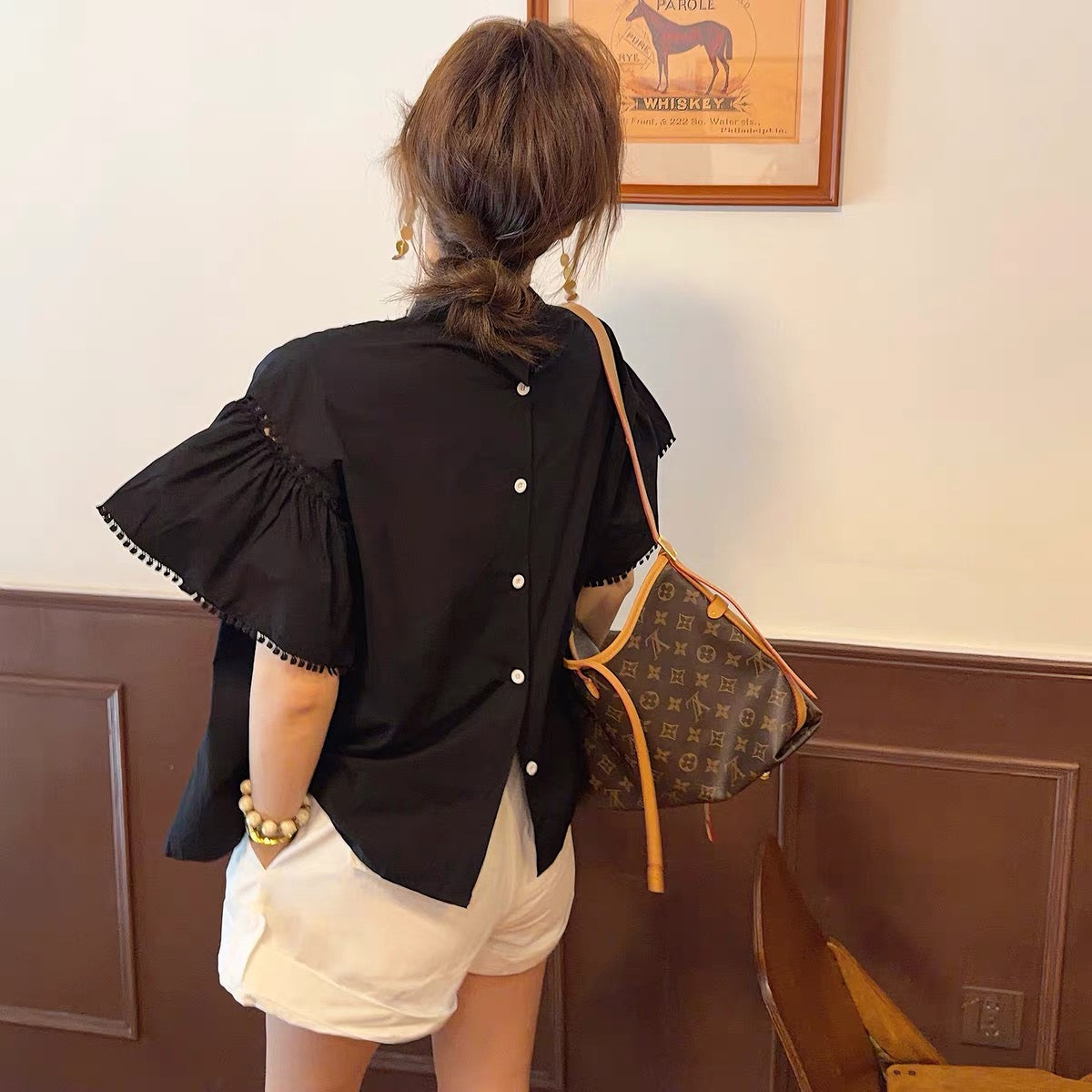 [Regular Price: 229 | Clearance Flash Sale: Non-returnable/Non-exchangeable] Loose-fitting black shirt—flattering, slimming, and youthful