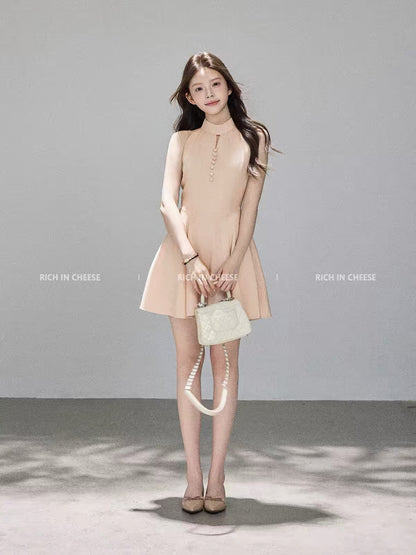 Jinchuanchuan "Muse Girl" — A lightweight, romantic summer halter-neck dress featuring a waist-cinching design and an elegant, youthful vibe.