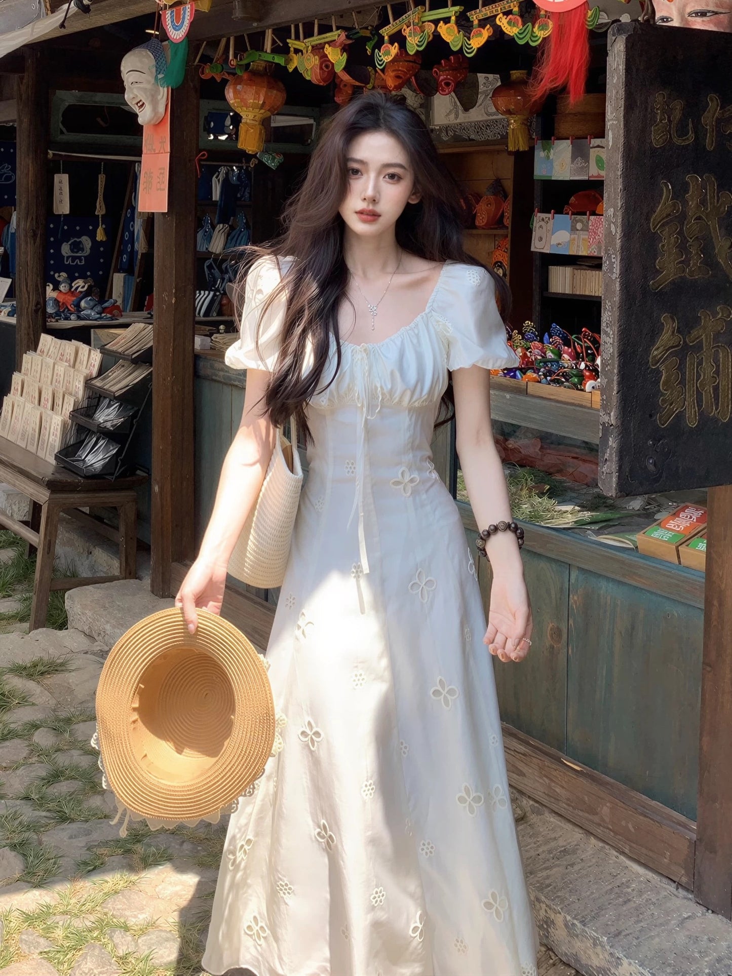 Lu Yuexin's French-style white short-sleeved dress for women, perfect for summer vacations, with puff sleeves, a flattering and slimming silhouette.
