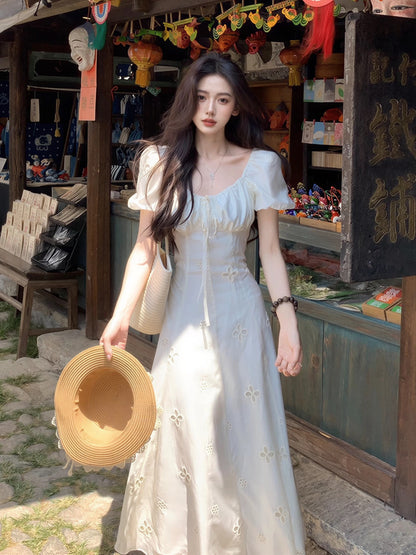 Lu Yuexin's French-style white short-sleeved dress for women, perfect for summer vacations, with puff sleeves, a flattering and slimming silhouette.