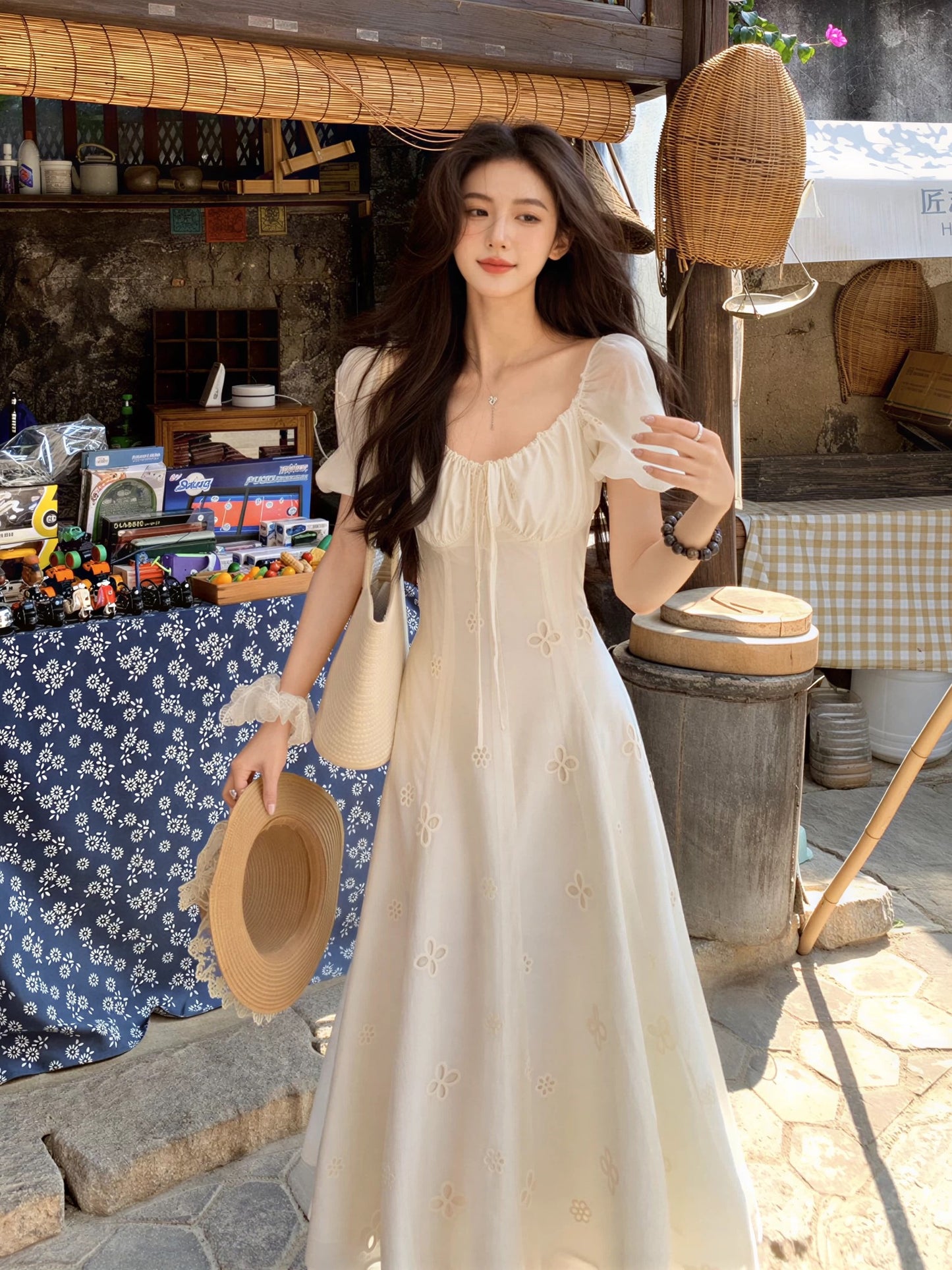 Lu Yuexin's French-style white short-sleeved dress for women, perfect for summer vacations, with puff sleeves, a flattering and slimming silhouette.