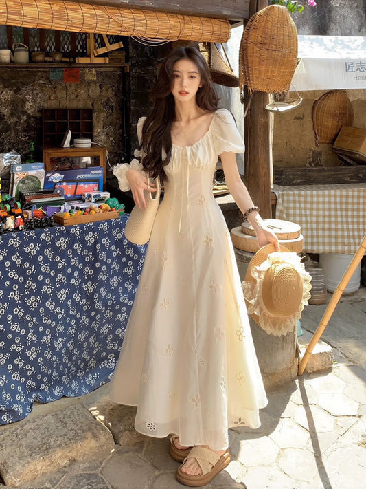 Lu Yuexin's French-style white short-sleeved dress for women, perfect for summer vacations, with puff sleeves, a flattering and slimming silhouette.