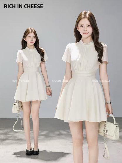 Jinchuanchuan Youli Qianjin – Korean-style summer dress featuring a refined, gentle, and vibrant aesthetic, with a waist-cinching silhouette and delicate pleating.