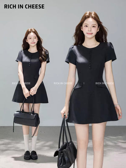 Jinchuanchuan Hepburn-style poster look: an elegant, sophisticated black summer dress featuring a multi-button design, a waist-cinching cut, and a slimming silhouette—perfect for work or formal occasions.