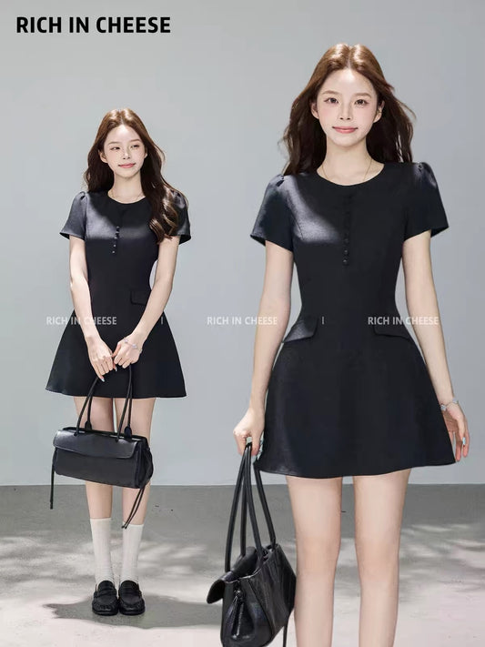 Jinchuanchuan Hepburn-style poster look: an elegant, sophisticated black summer dress featuring a multi-button design, a waist-cinching cut, and a slimming silhouette—perfect for work or formal occasions.