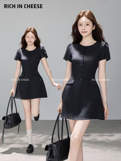 Jinchuanchuan Hepburn-style poster look: an elegant, sophisticated black summer dress featuring a multi-button design, a waist-cinching cut, and a slimming silhouette—perfect for work or formal occasions.