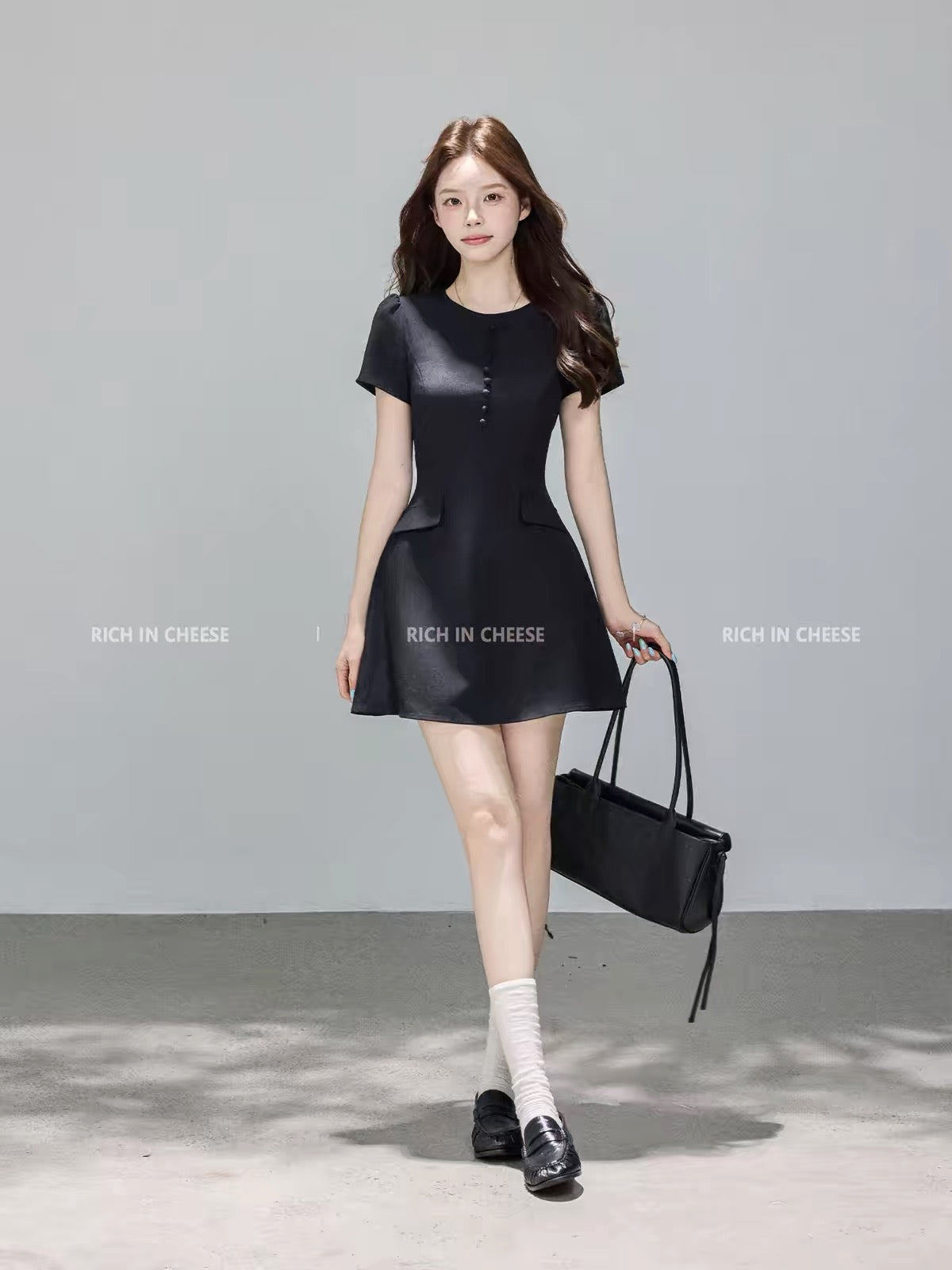 Jinchuanchuan Hepburn-style poster look: an elegant, sophisticated black summer dress featuring a multi-button design, a waist-cinching cut, and a slimming silhouette—perfect for work or formal occasions.