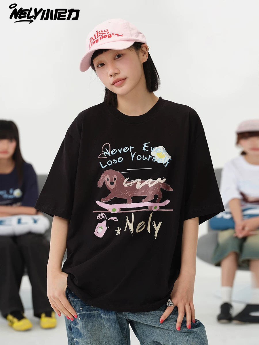 NELY Little Nelly Skateboard Dog Japanese Street Dachshund Puppy Printed Short Sleeve Men and Women Loose Couple T-Shirt