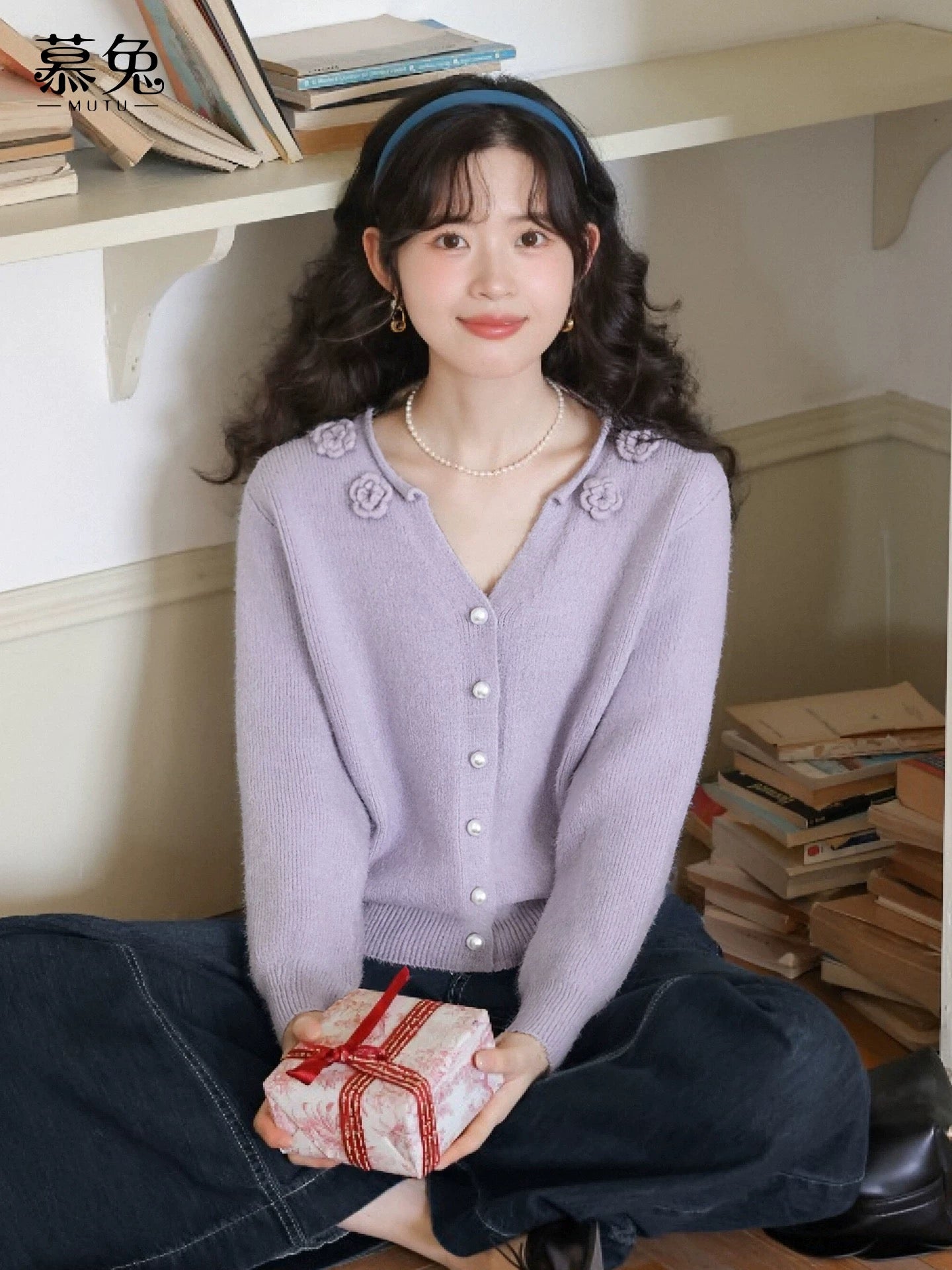 Mutu French-style V-neck sweater for women, 2025 winter new style, petite, three-dimensional floral long-sleeved knit top