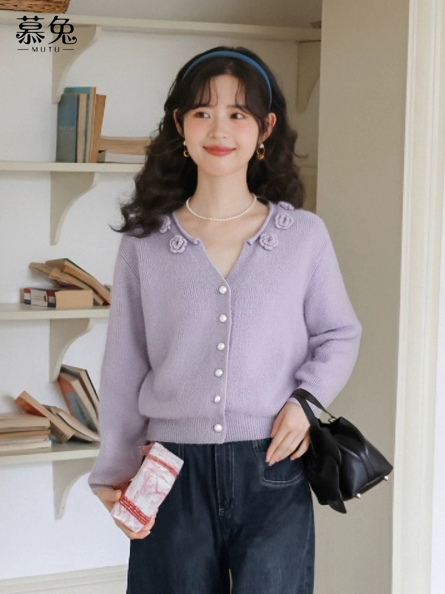 Mutu French-style V-neck sweater for women, 2025 winter new style, petite, three-dimensional floral long-sleeved knit top