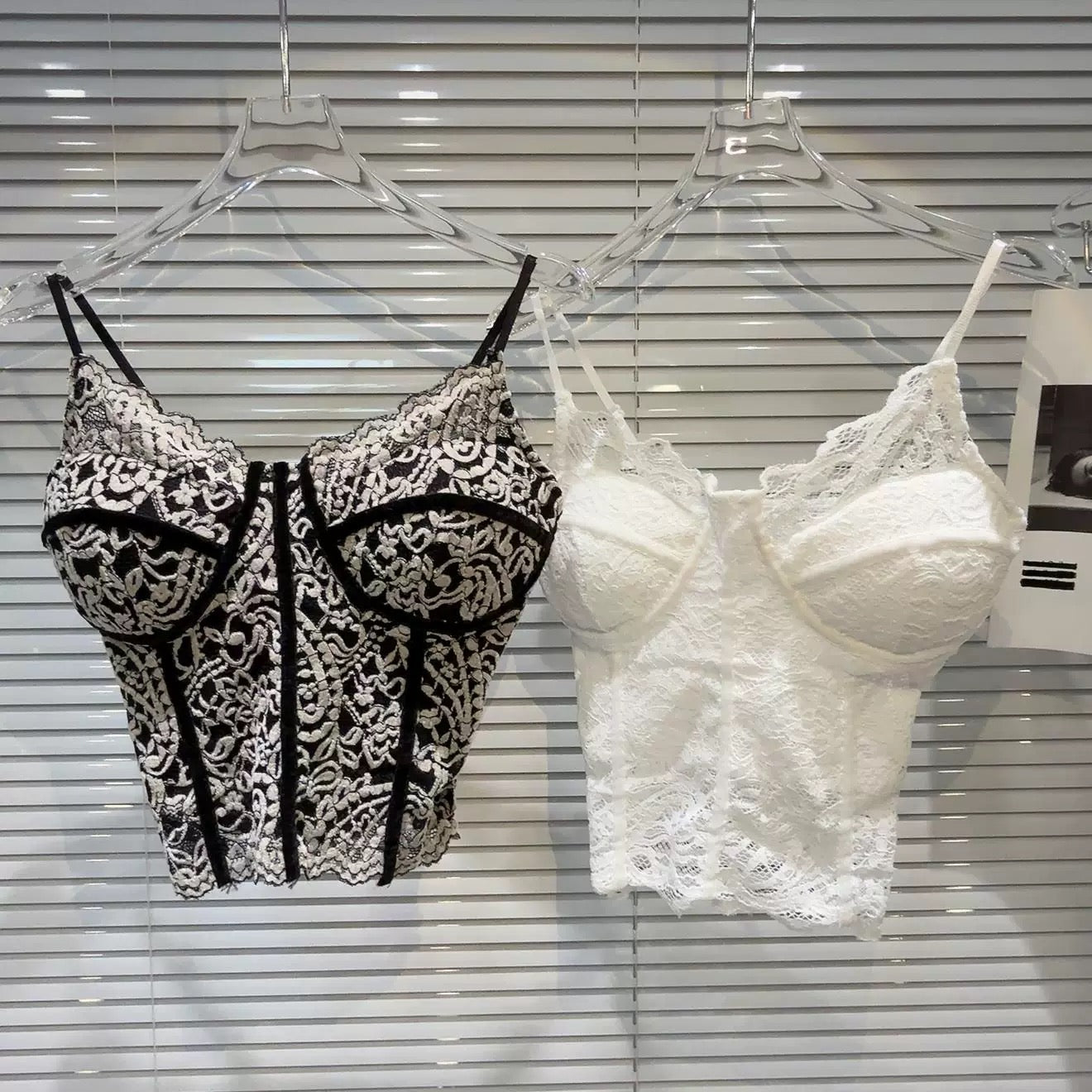 [In Stock] 2026 Spring New Sexy Elegant Lace Crochet Design Slim Fit Bra Pad Camisole