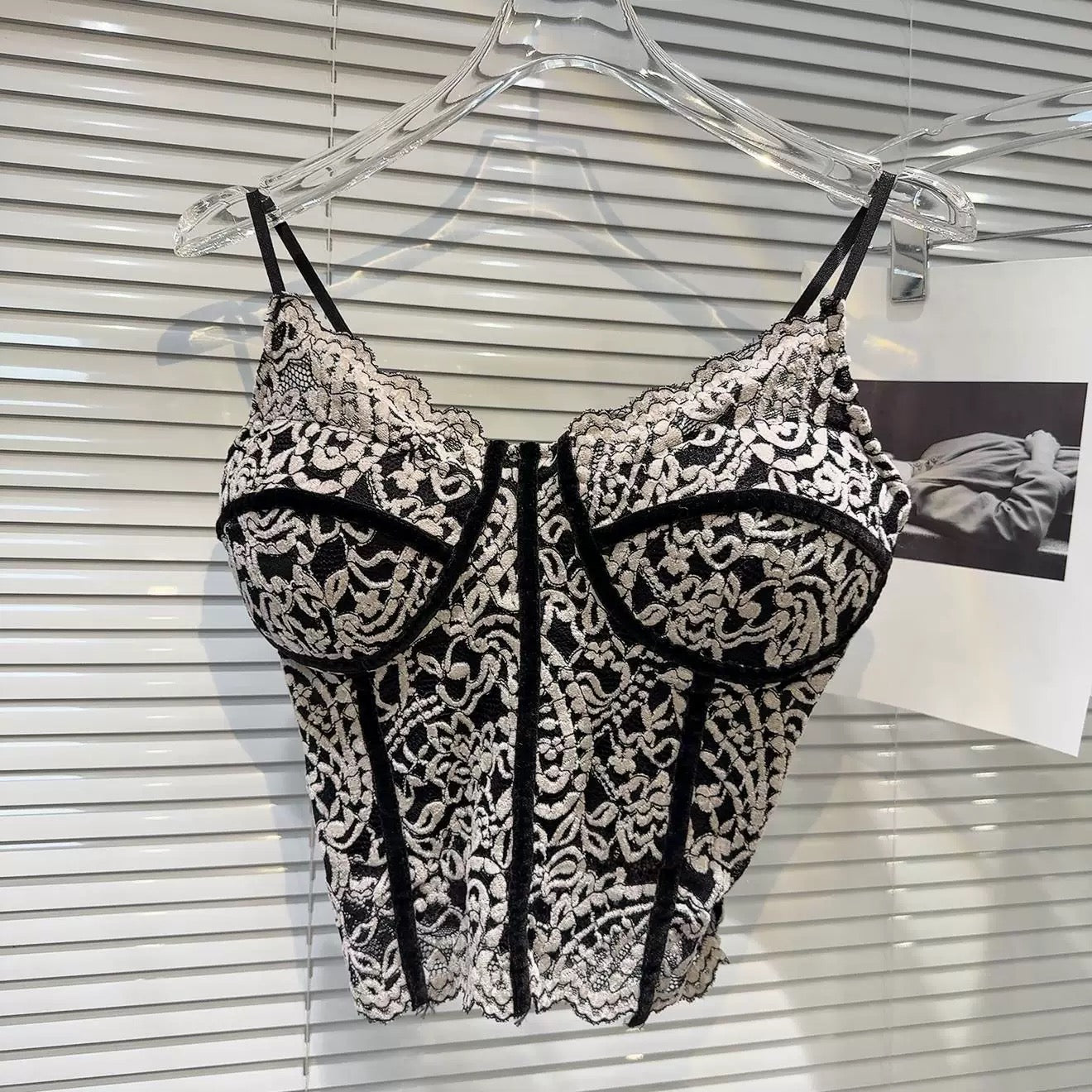 [In Stock] 2026 Spring New Sexy Elegant Lace Crochet Design Slim Fit Bra Pad Camisole