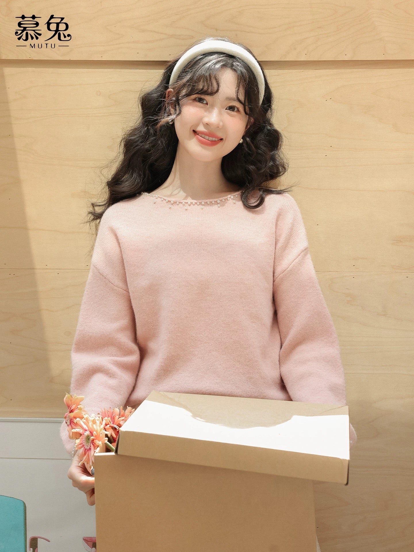 MuTu Sweet and Elegant Beaded Long-Sleeved Sweater for Women, 2025 Autumn New Style, Gentle Pink Loose Knit Top