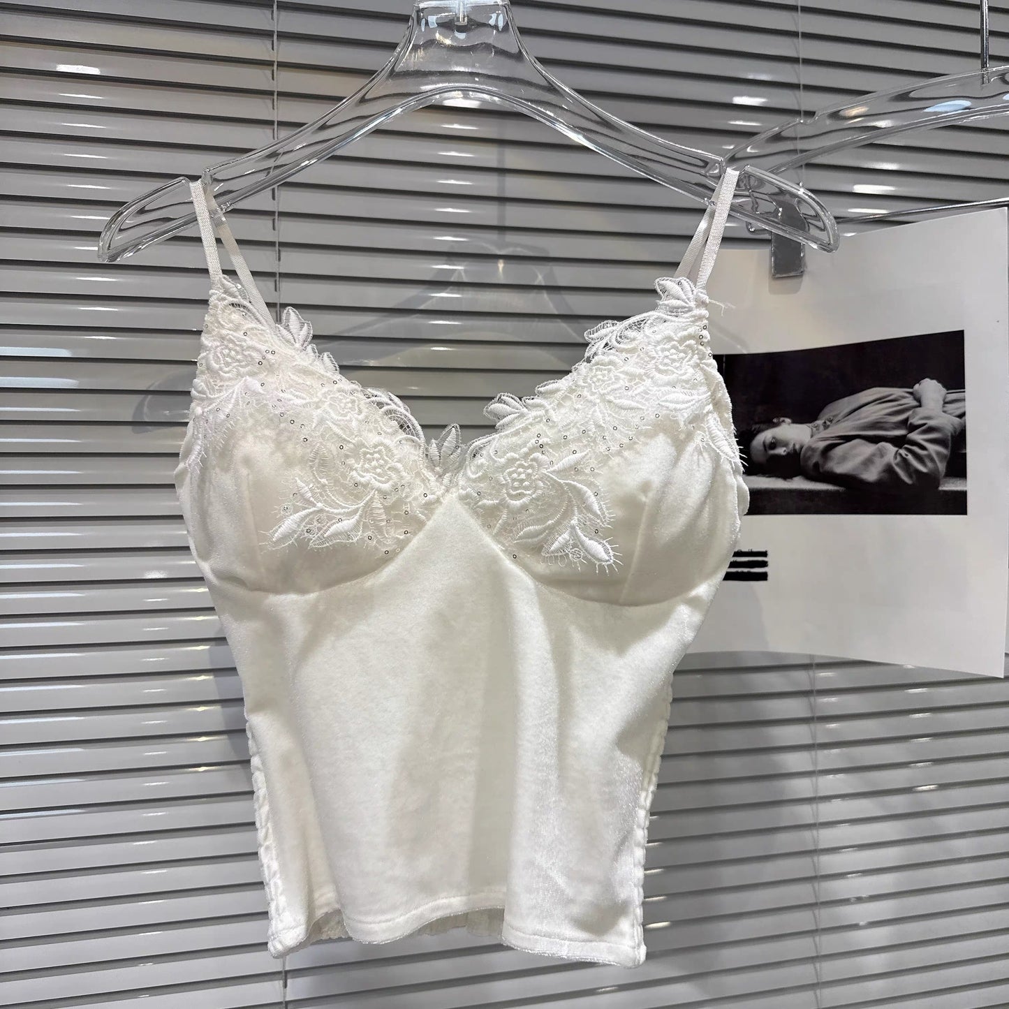 [In Stock] 2026 Winter New Sexy Elegant V-neck Lace Embroidery Design Velvet Bra Pad Camisole