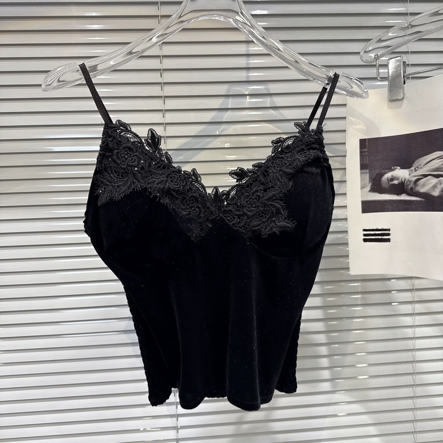 [In Stock] 2026 Winter New Sexy Elegant V-neck Lace Embroidery Design Velvet Bra Pad Camisole