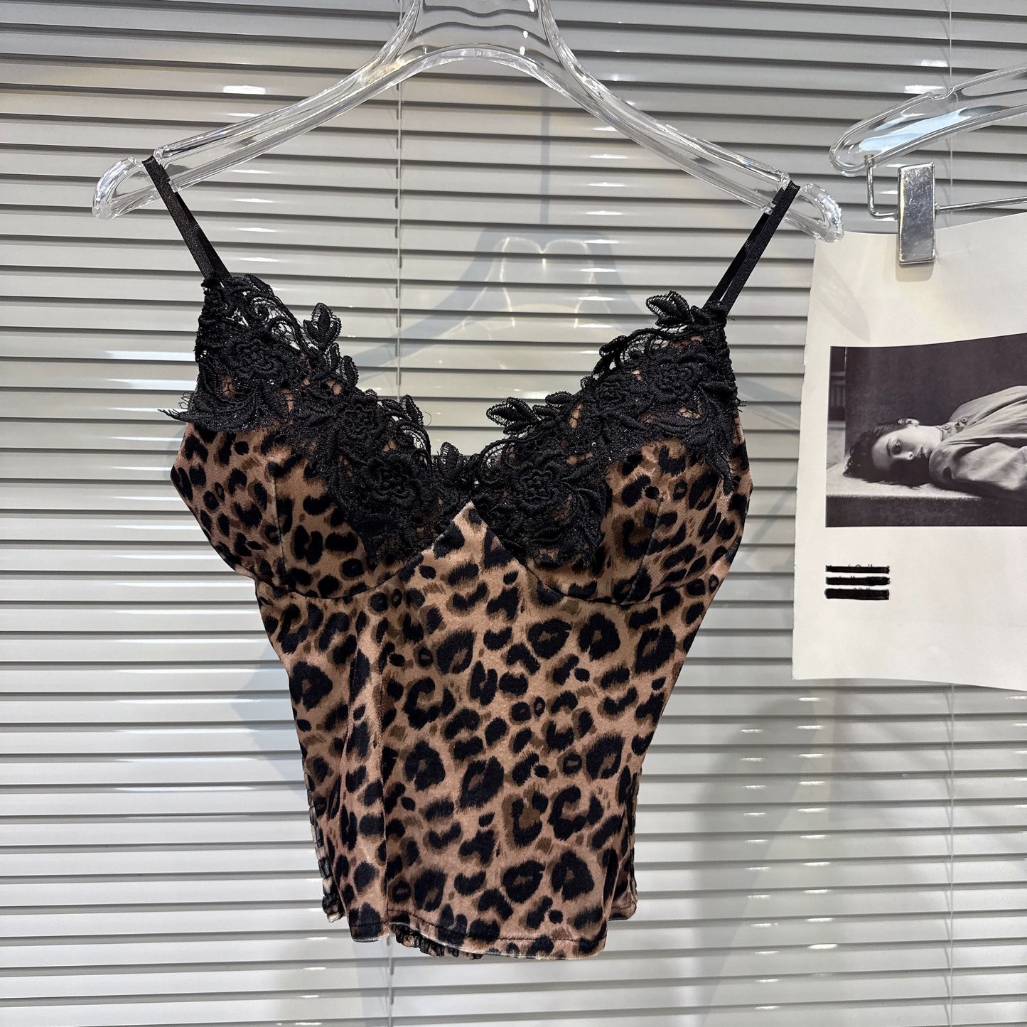 [In Stock] 2026 Winter New Sexy Elegant V-neck Lace Embroidery Design Velvet Bra Pad Camisole