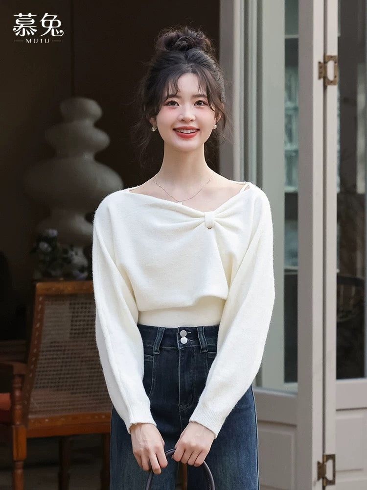 Mutu French-style asymmetrical neckline knitted camisole tank top for women, new autumn 2025 style, layered sweater top two-piece set.