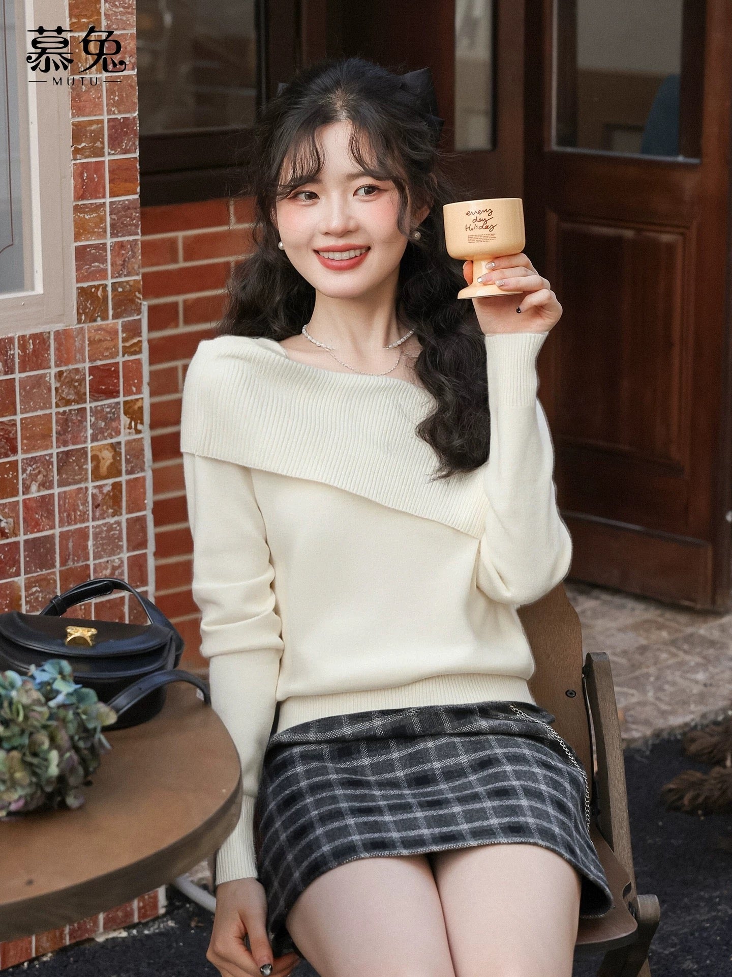 MuTu Korean Style Off-Shoulder Sweater for Women, 2025 Winter New Arrival, Gentle Style, Petite, Loose Knit Top