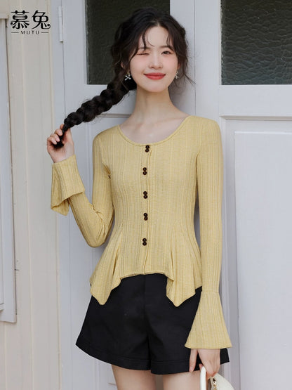 Mutu French-style irregular long-sleeved knit top for women, 2025 autumn new style, unique design, slim fit.