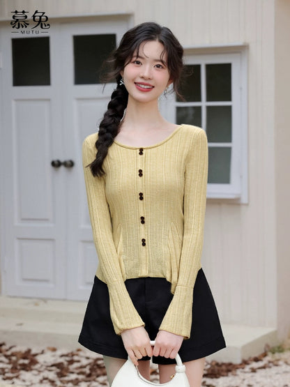 Mutu French-style irregular long-sleeved knit top for women, 2025 autumn new style, unique design, slim fit.