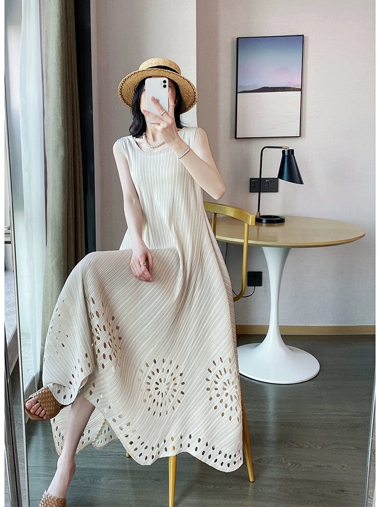 Miyake style pleated dress, high-end French romantic resort style long skirt, sleeveless vest dress, new summer style