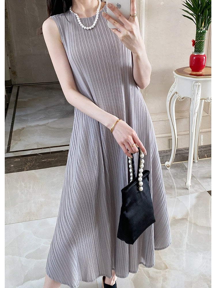 High-end and elegant French pleated dress with large hem 2024 summer drape sleeveless vest dress bottoming long skirt