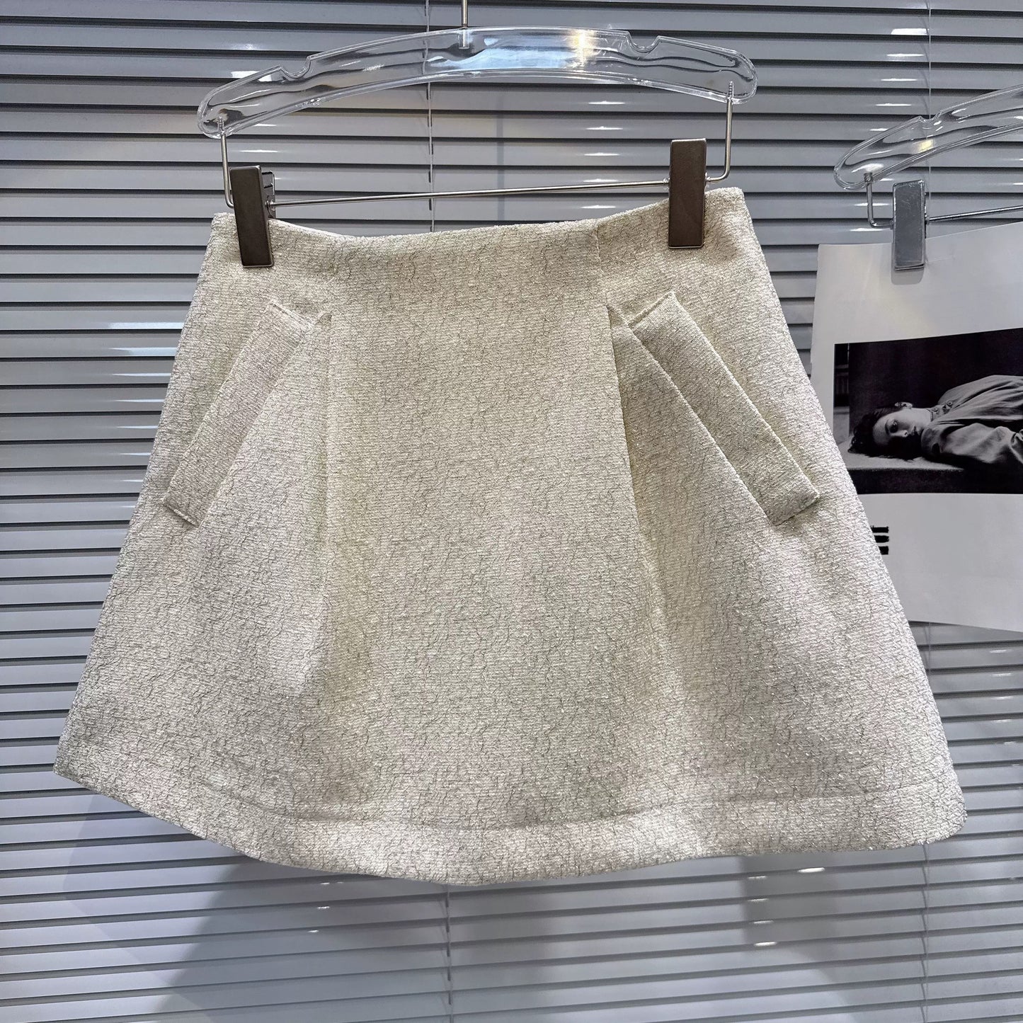 Popular online style, 2025 Autumn New Arrival, Elegant and Sophisticated Gold Jacquard Fabric Side Pocket Umbrella Skirt, Mini Skirt