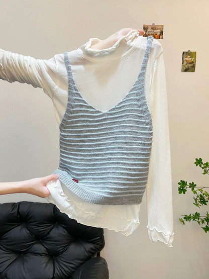 A must-have for me~ A two-piece set featuring a gentle striped camisole layered over a ruffled long-sleeved knit top, slimming and youthful.