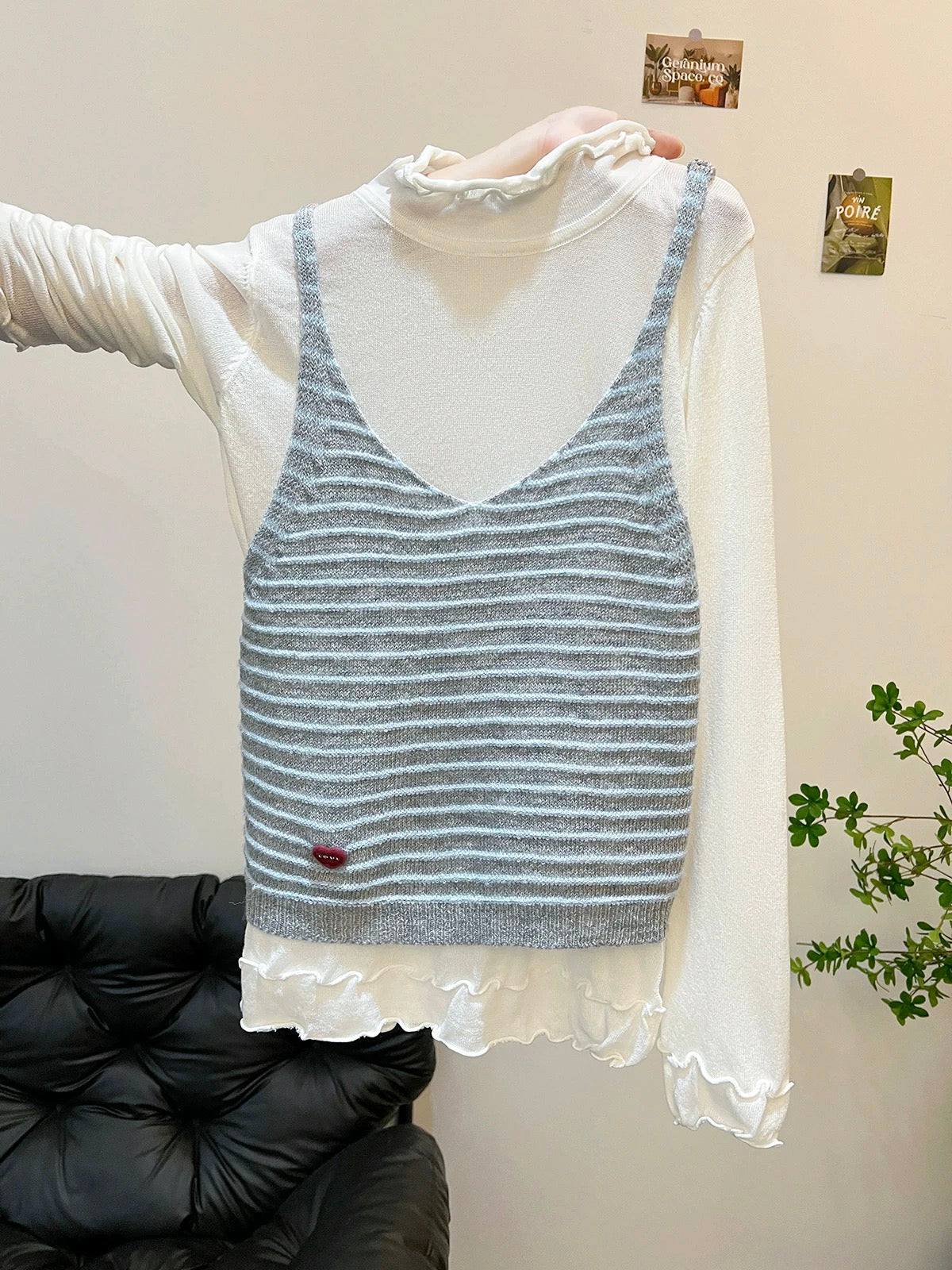 A must-have for me~ A two-piece set featuring a gentle striped camisole layered over a ruffled long-sleeved knit top, slimming and youthful.