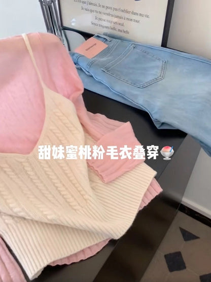 A must-have for me! This Korean-style chic pink long-sleeved knit top and V-neck camisole set is perfect for an early autumn look.