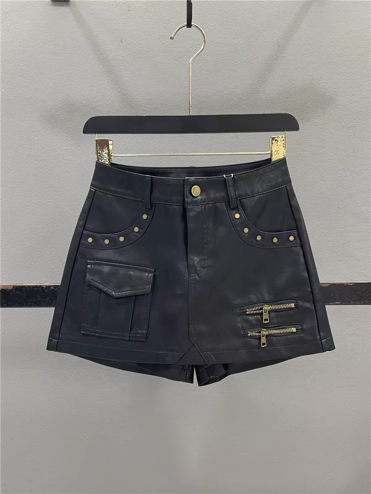 Women's High-Waisted PU Leather Utility-Style Skort – 2026 Autumn/Winter New Arrival (Slim-Fit A-Line Mini Skirt with Hip-Hugging Cut)