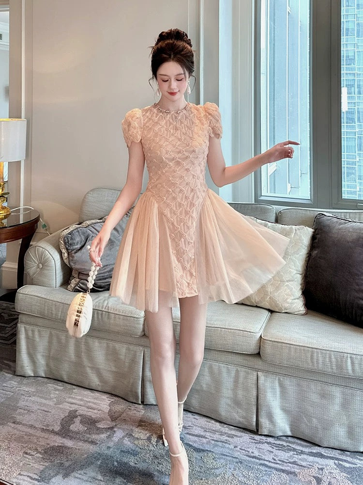 Fashionable age-reducing pink dress for women in summer, new style, high-grade French temperament, mesh stitching, waist-length A-line short skirt