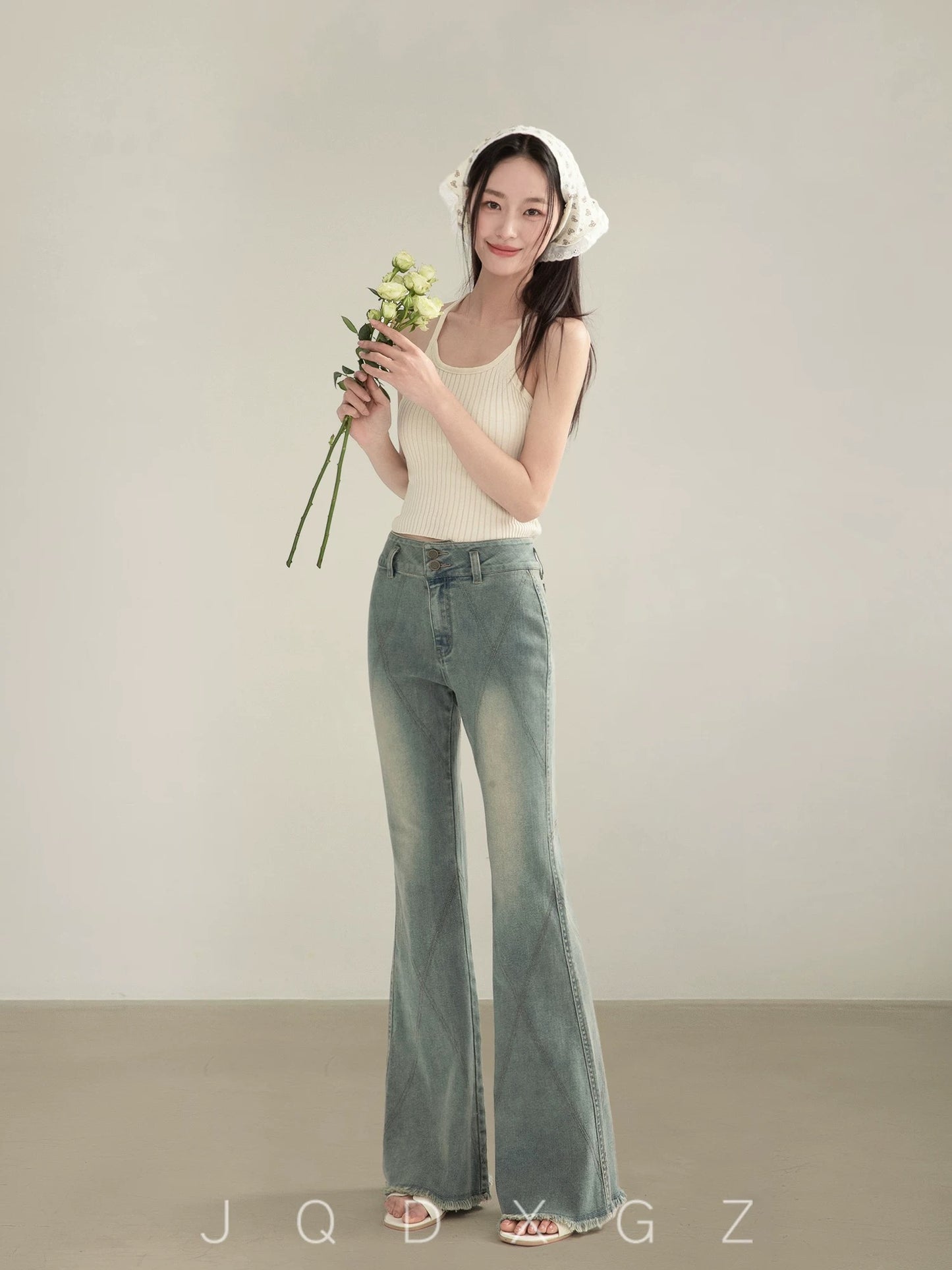 The rise of small stretchy American-style slightly flared raw edge jeans and bell-bottom pants for women with high waist and slim design.