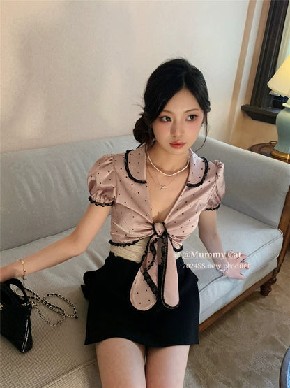 Mummy Cat [Black Soufflé] Heavy satin polka dot lace puff sleeve lace-up top