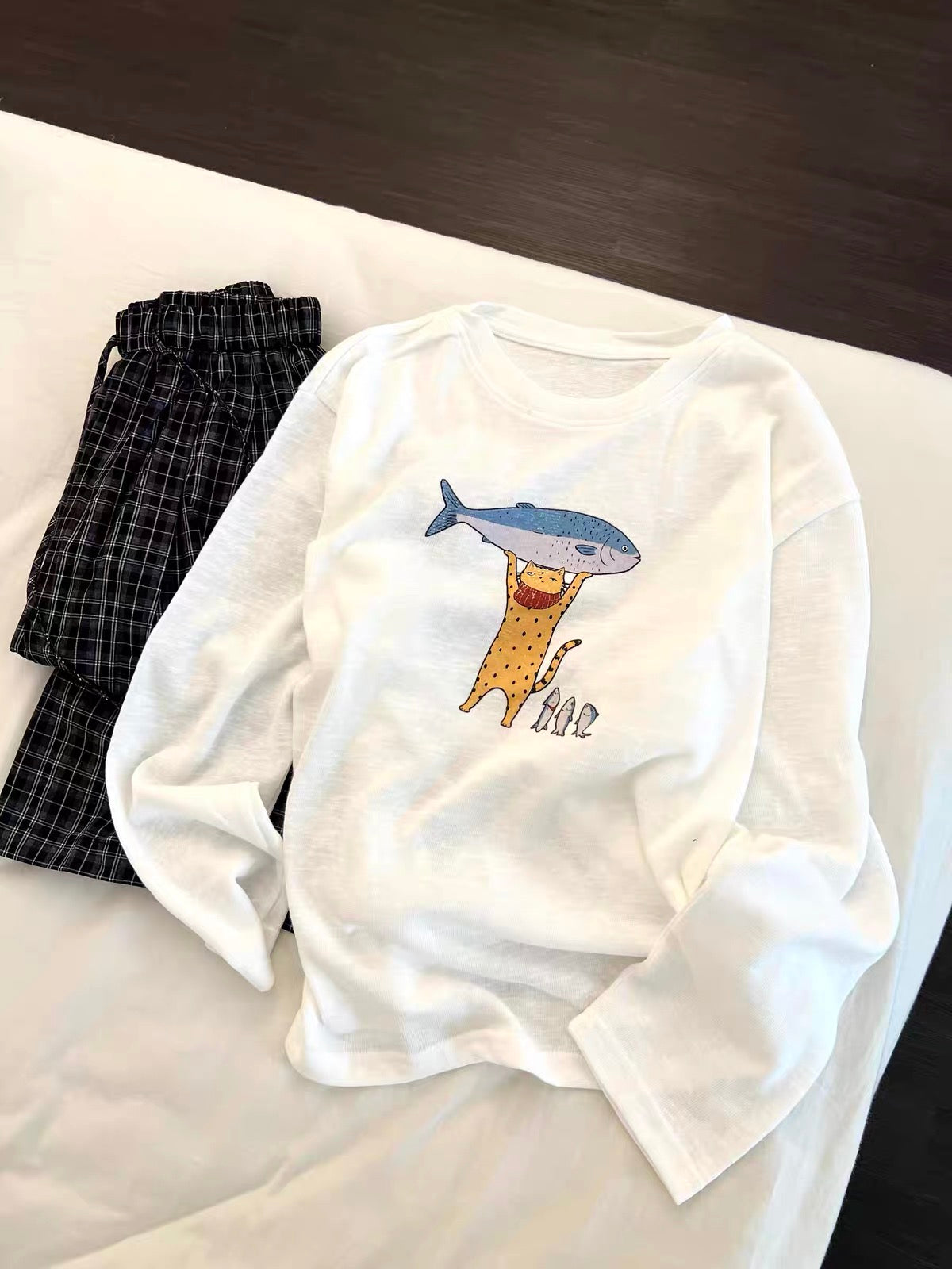 Korean-style casual long-sleeved pajama set for women—featuring a cartoon print top and loose plaid trousers; suitable for loungewear or casual wear; available in plus sizes.