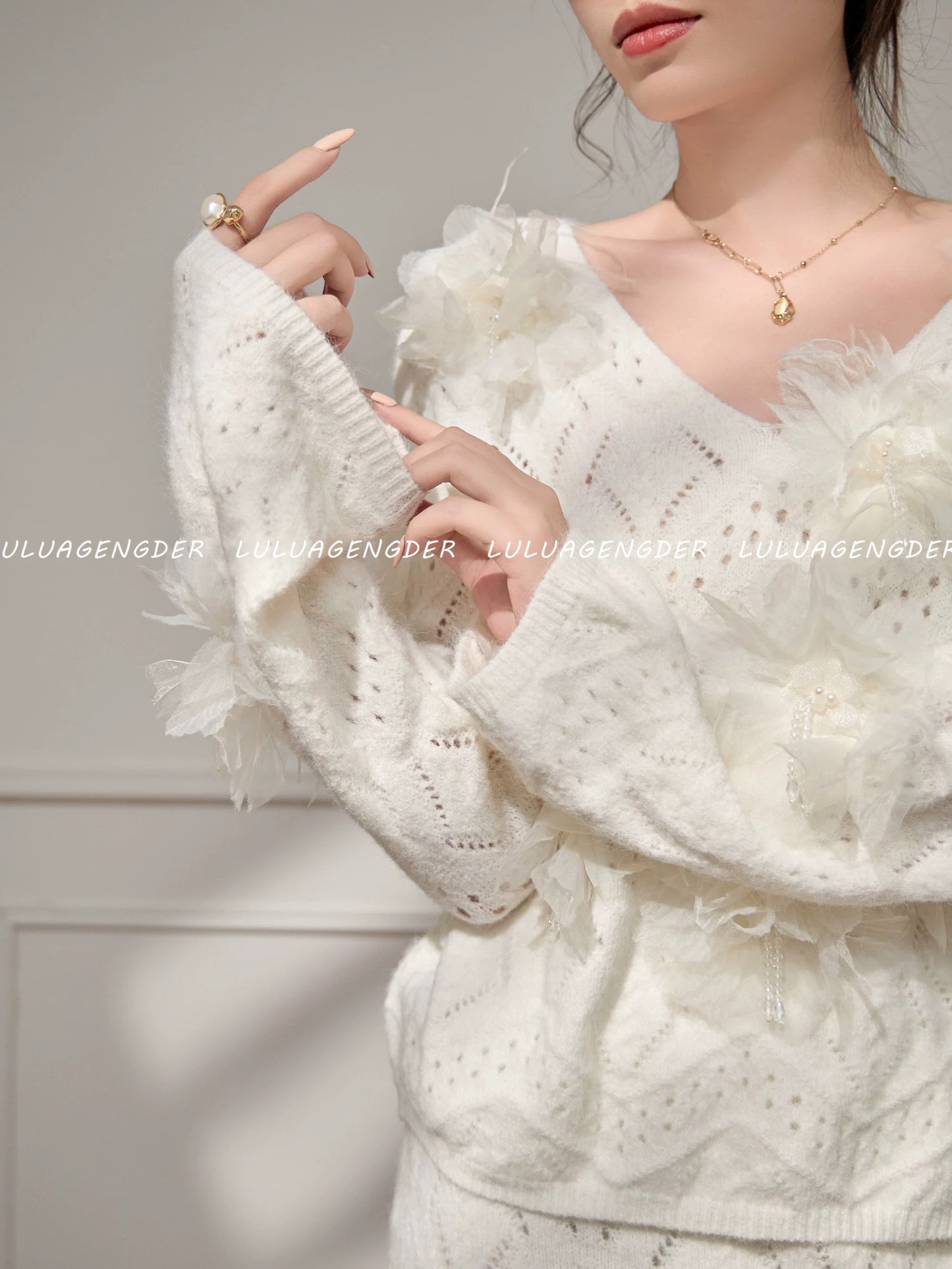 Lulu's style, relaxed and elegant V-neck knit sweater, new autumn/winter design, loose fit, slimming top.